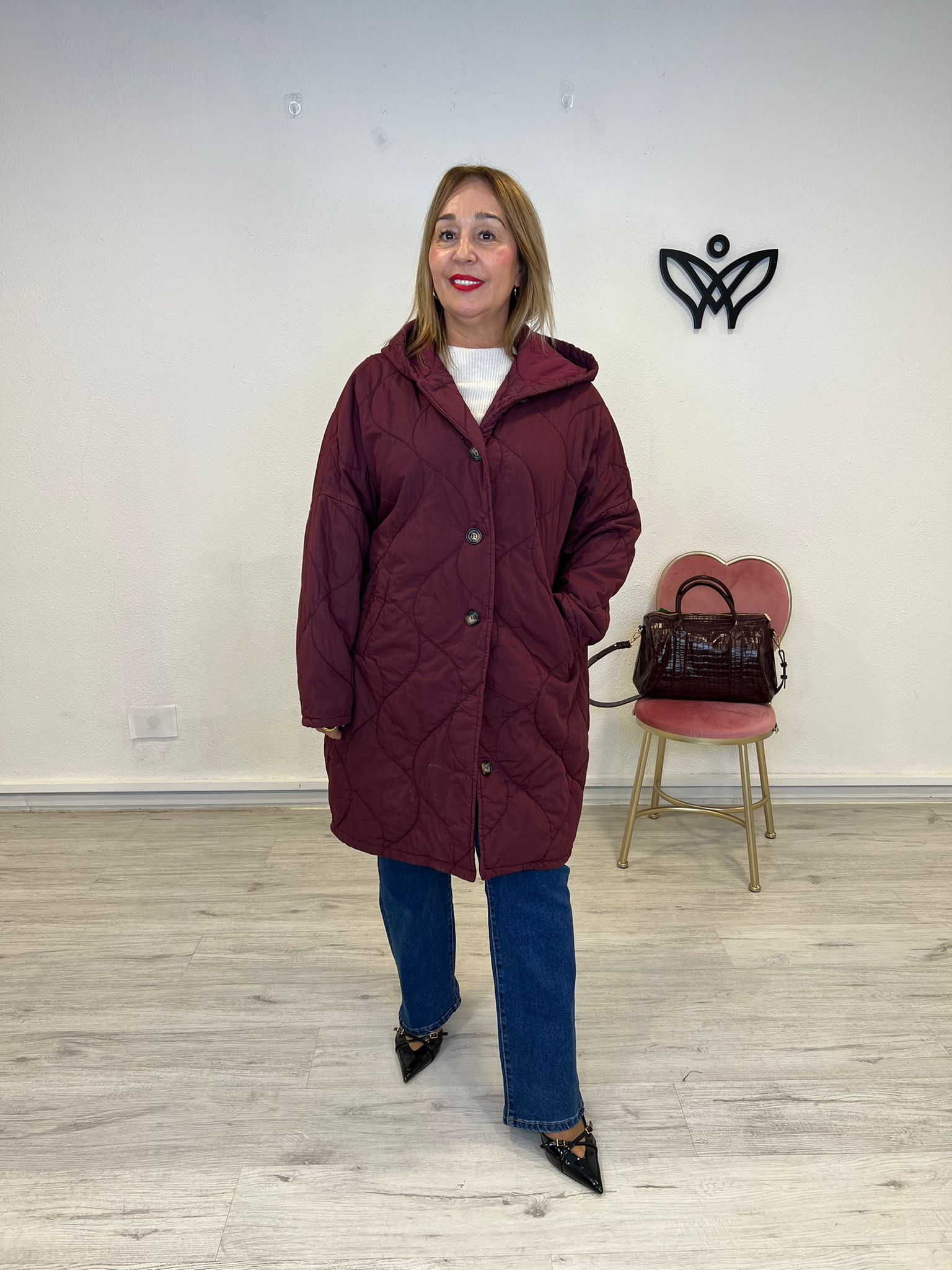 Parka chaqueta acolchada larga con capucha abrocha con botones burdeos