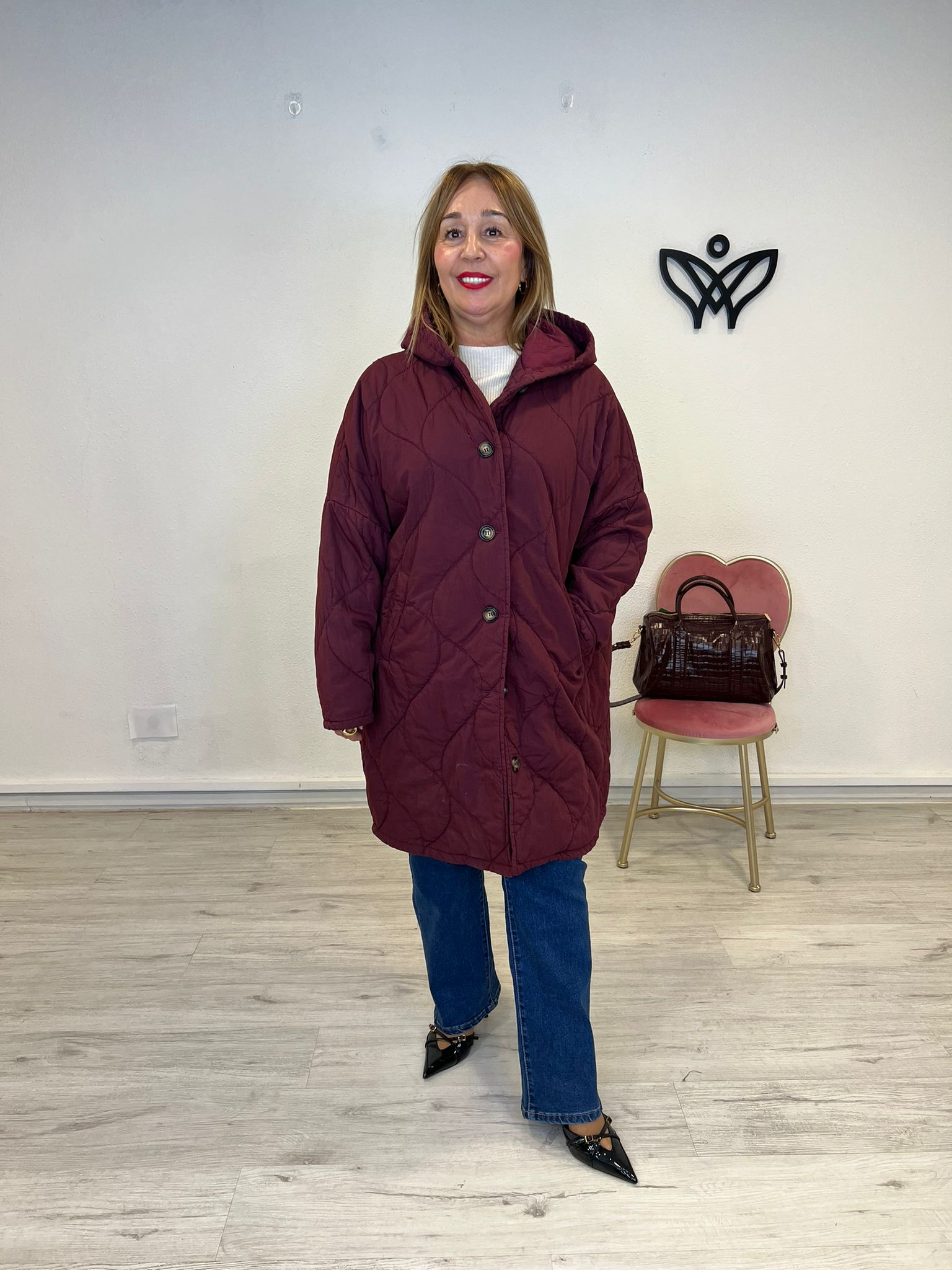 Parka chaqueta acolchada larga con capucha abrocha con botones burdeos