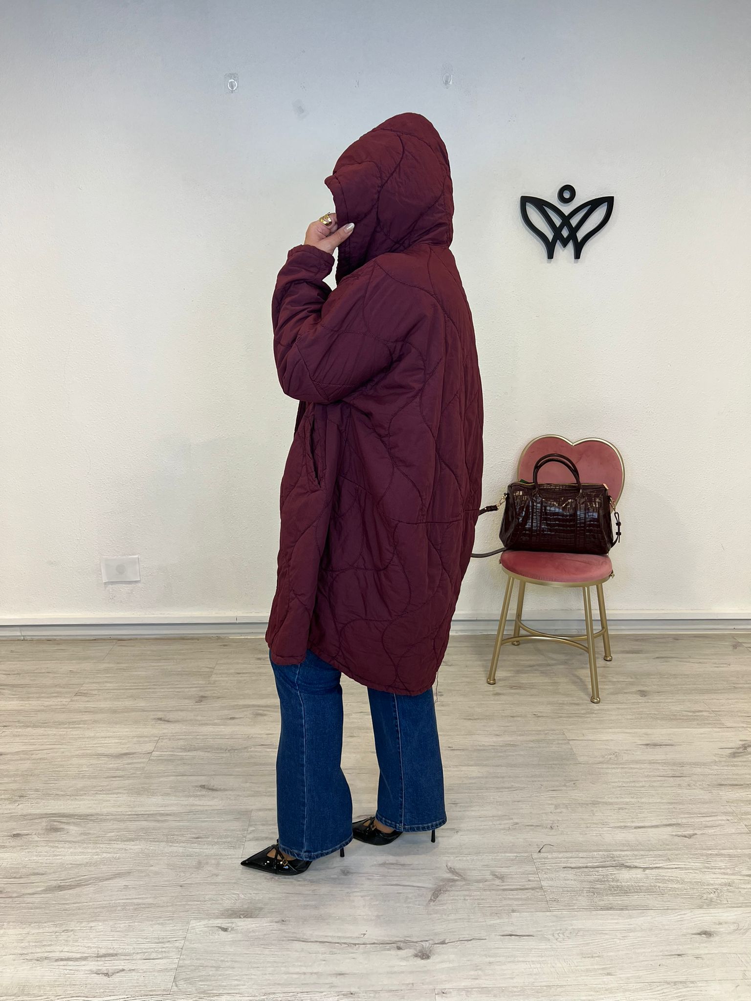 Parka chaqueta acolchada larga con capucha abrocha con botones burdeos