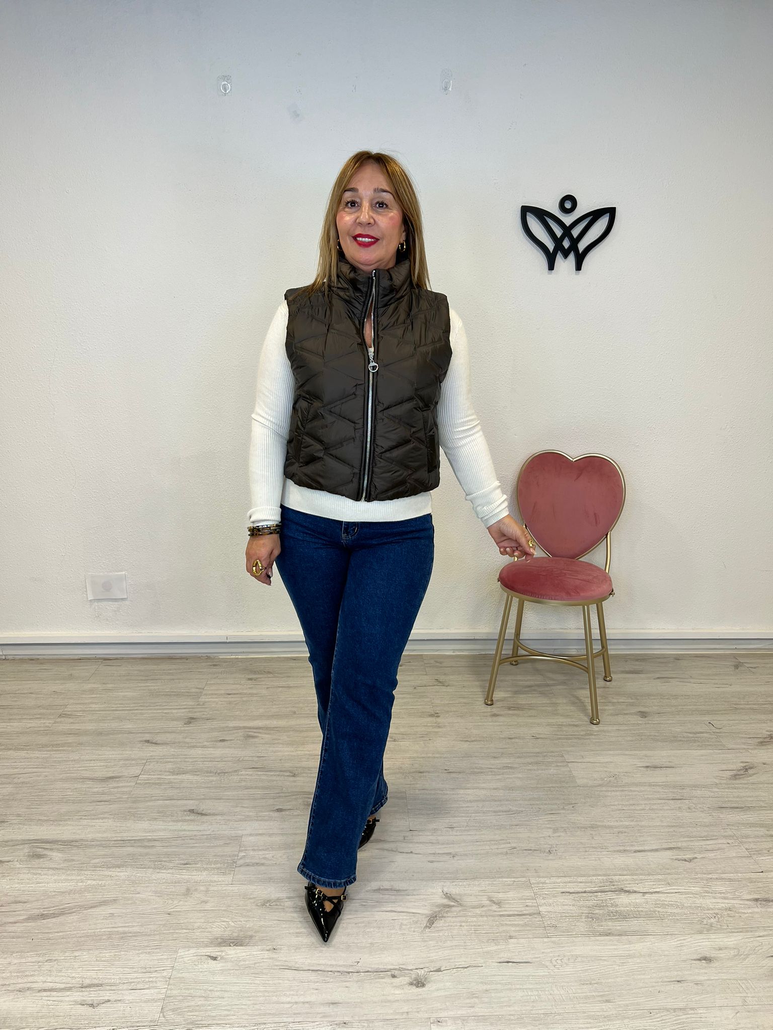 Chaleco acolchado corto ligero forrado y cierre con cremallera marrón chocolate