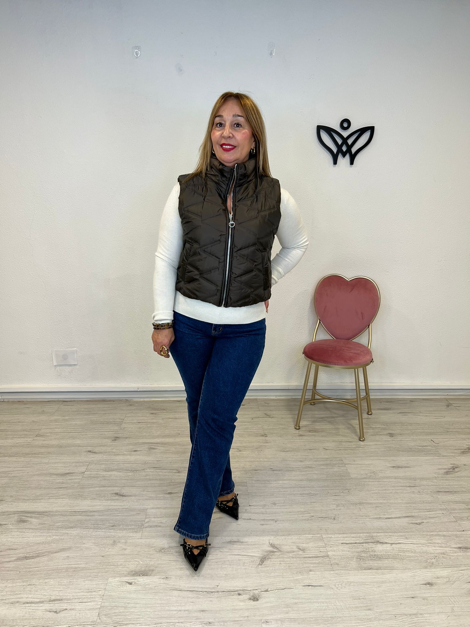 Chaleco acolchado corto ligero forrado y cierre con cremallera marrón chocolate