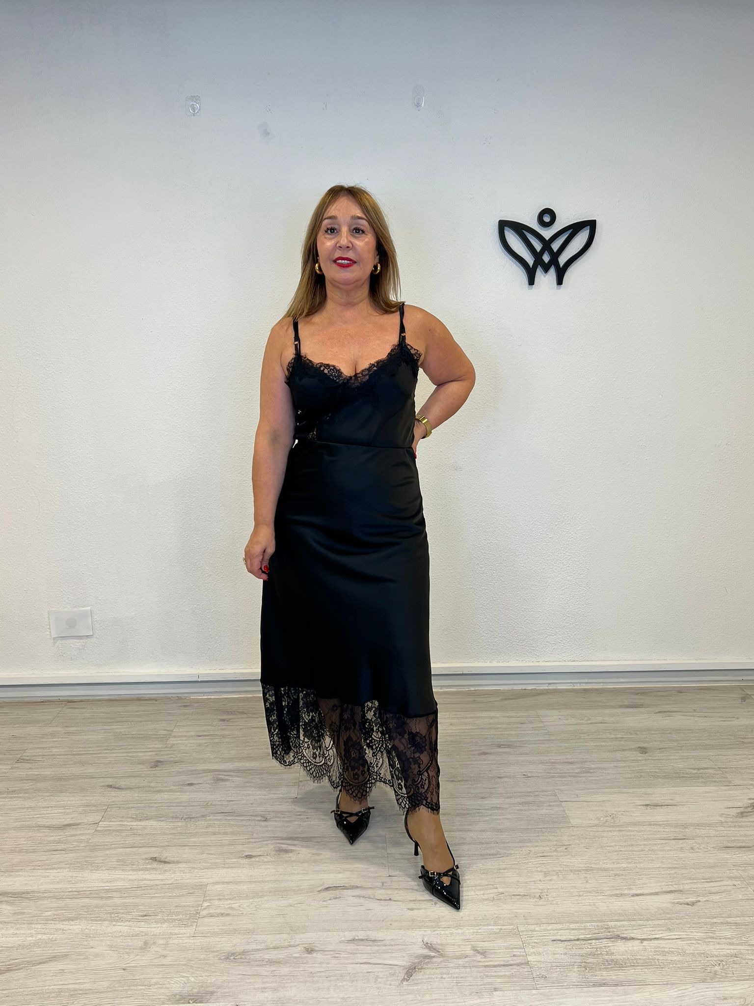 Falda satinada larga con encaje y puntilla en el largo negra