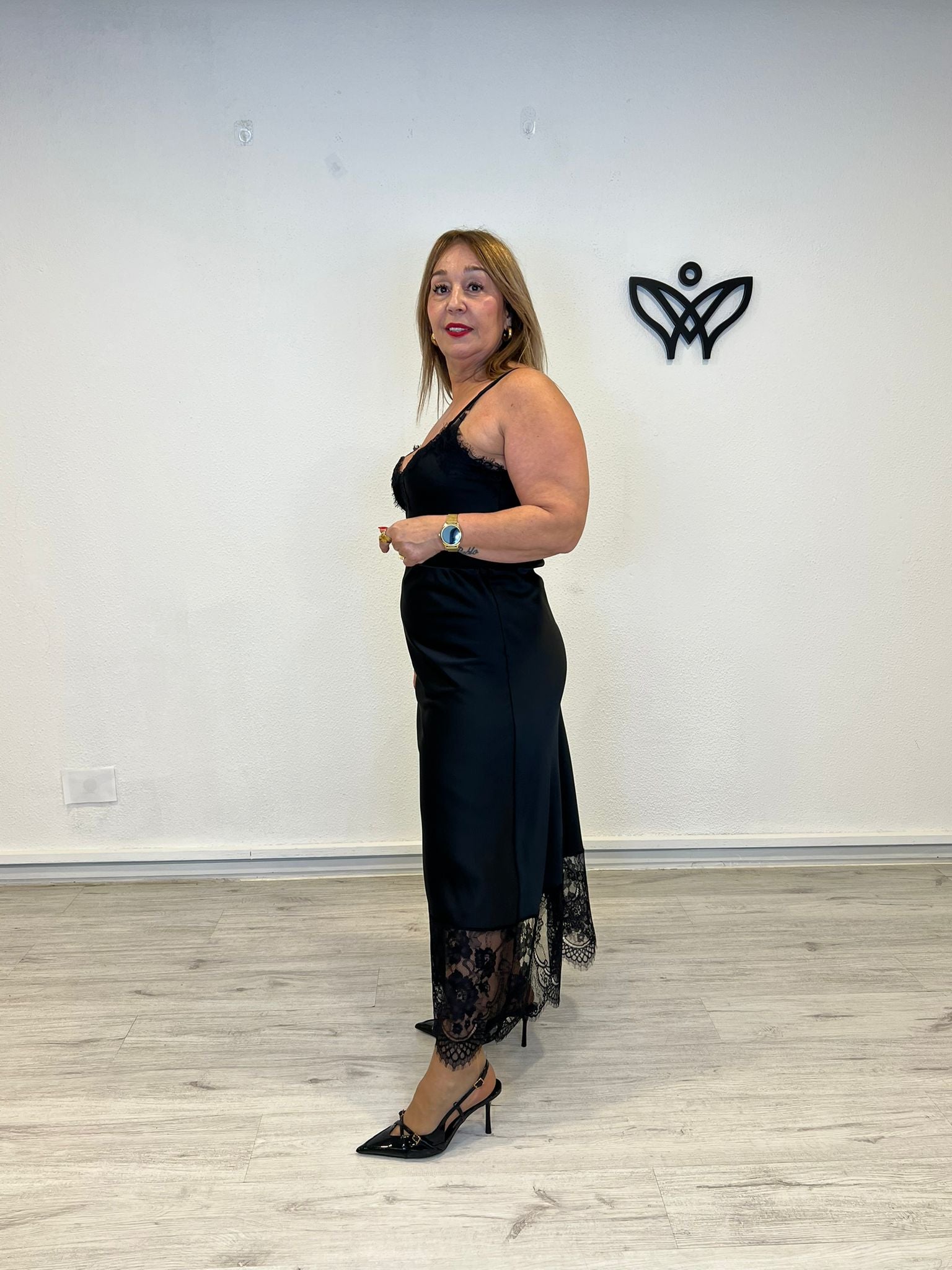 Falda satinada larga con encaje y puntilla en el largo negra