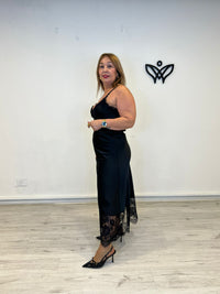 Falda satinada larga con encaje y puntilla en el largo negra