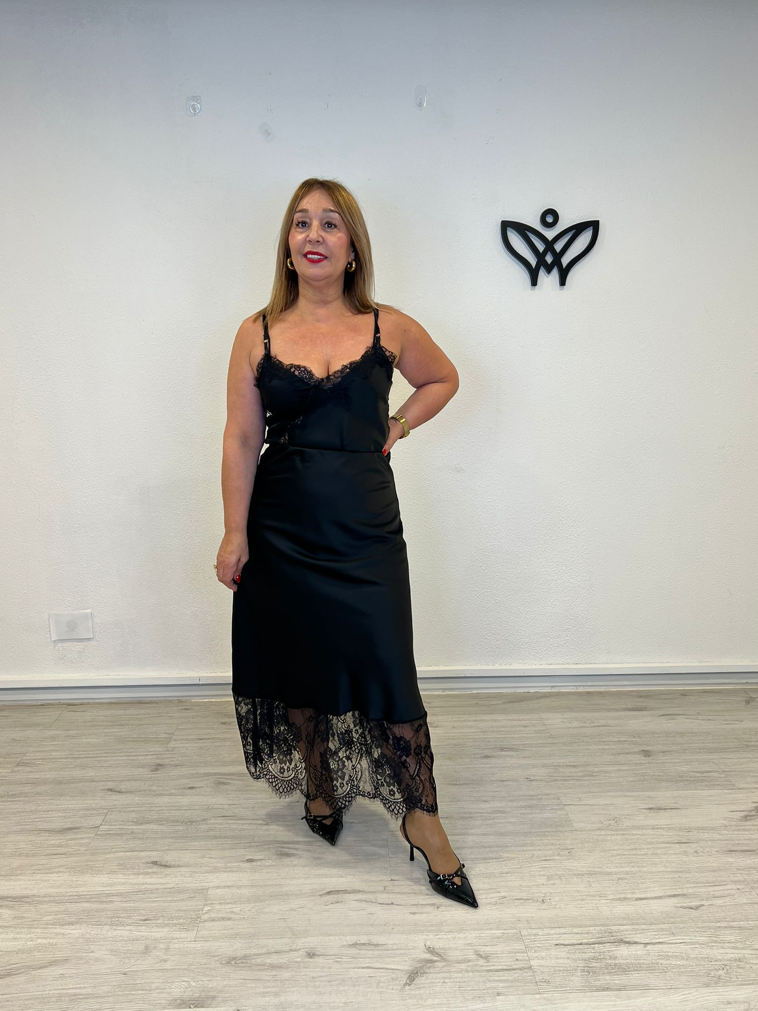 Falda satinada larga con encaje y puntilla en el largo negra