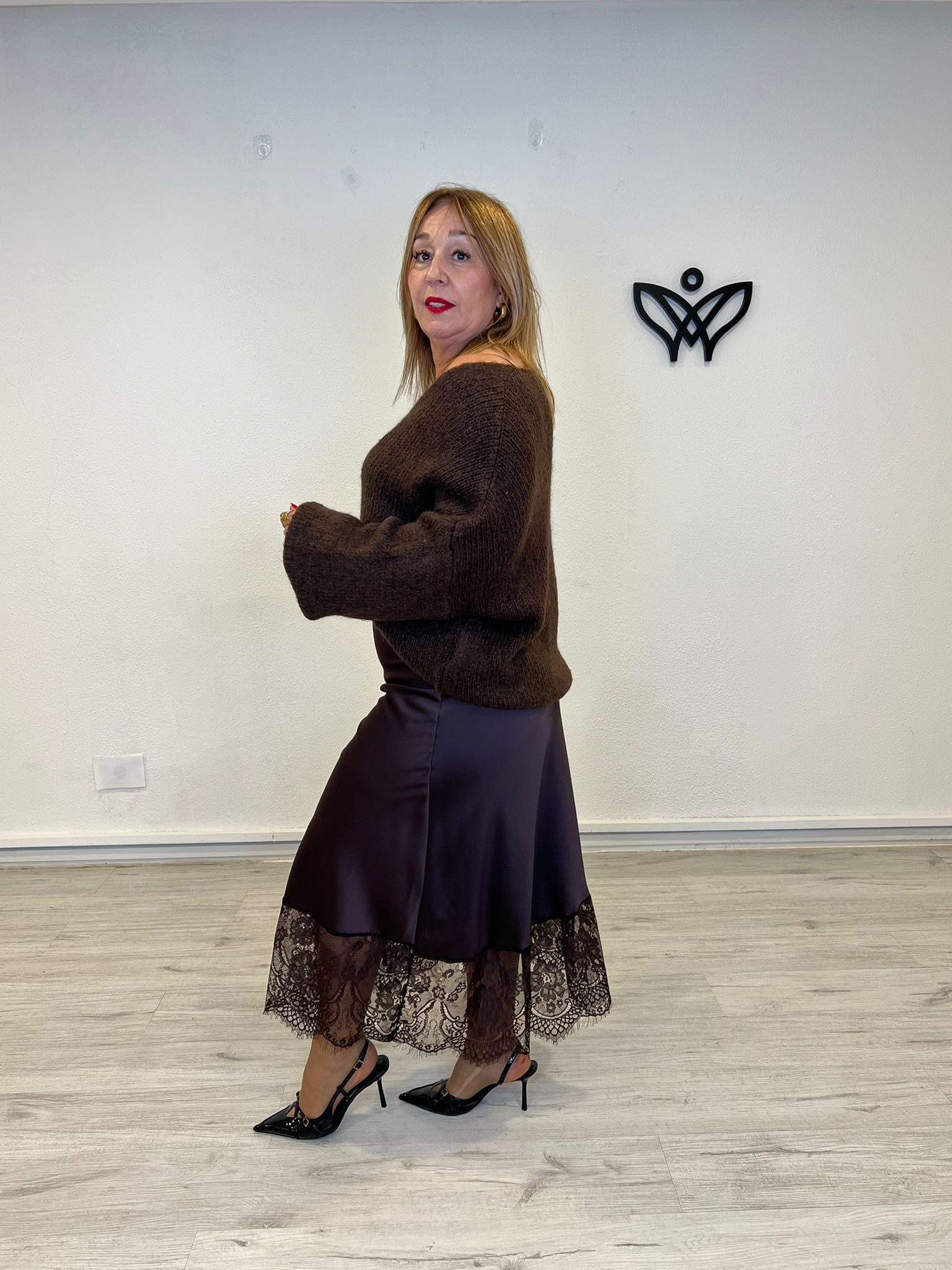 Falda satinada larga con encaje y puntilla en el largo marrón chocolate