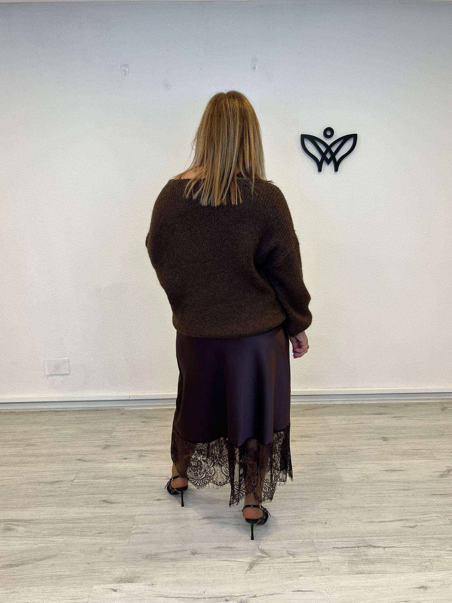 Falda satinada larga con encaje y puntilla en el largo marrón chocolate