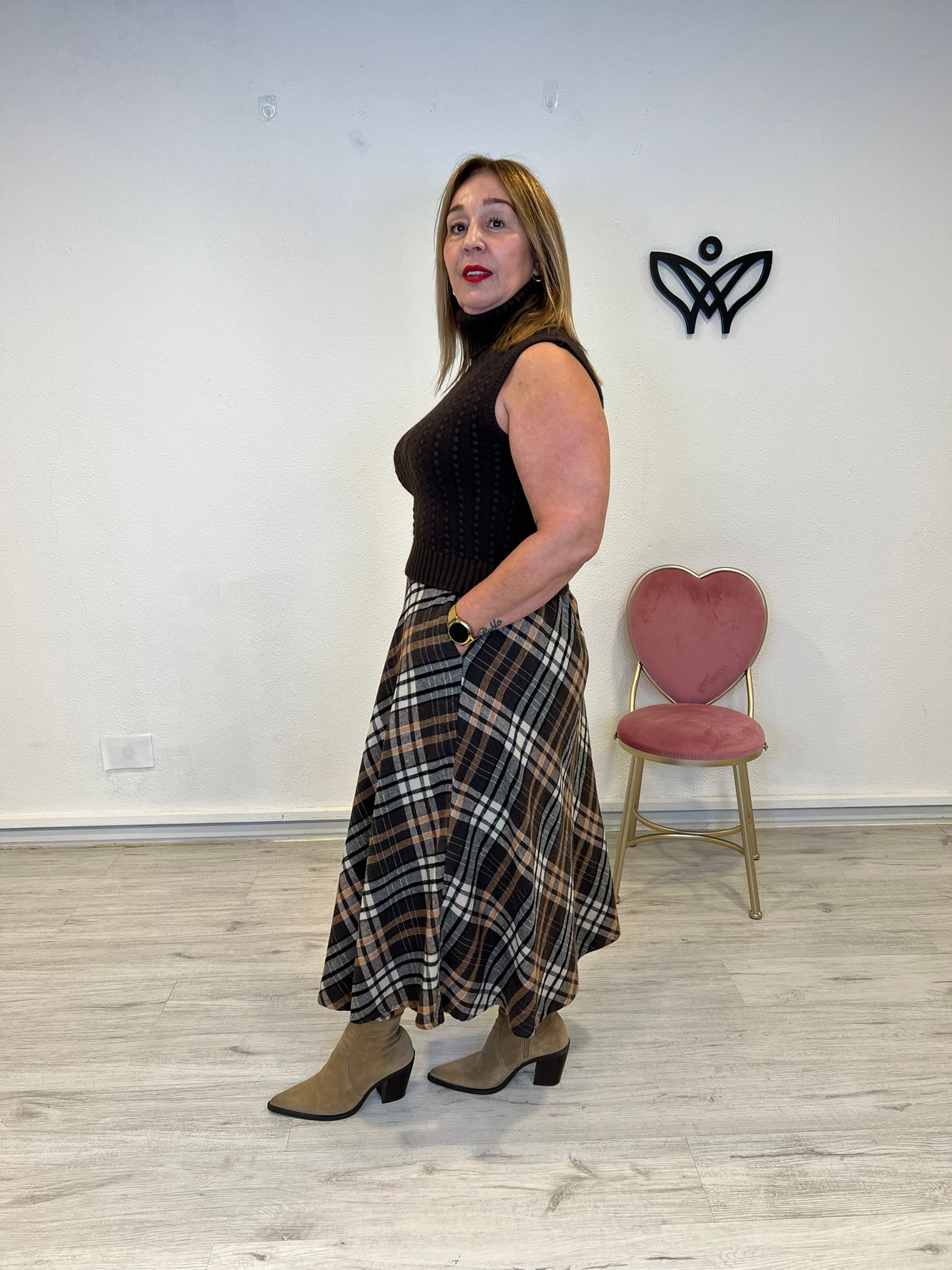 Falda de cuadros corte evasé con bolsillos goma en la cintura marron chocolate