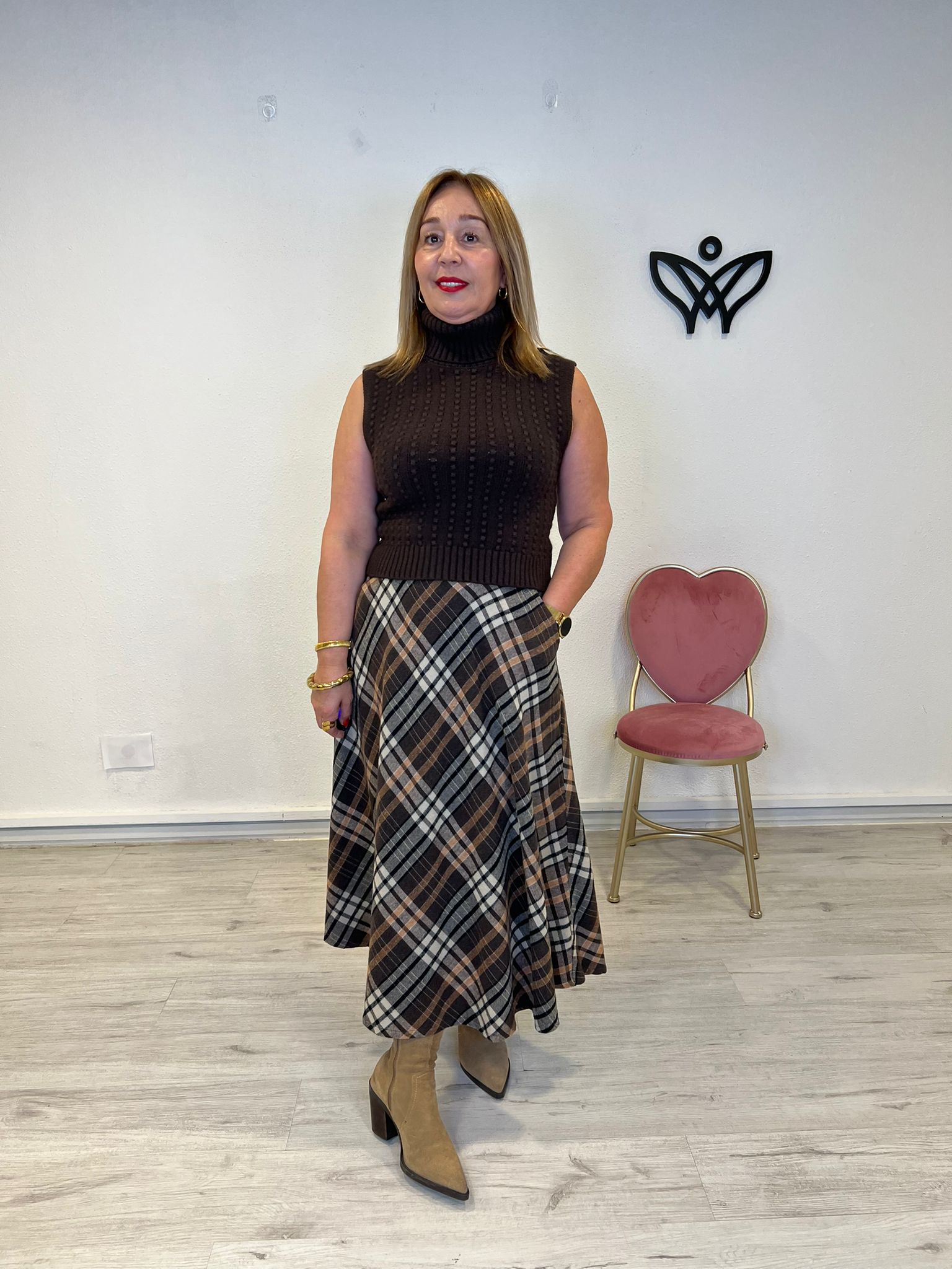 Jersey de punto de cuello subido sin mangas en marrón chocolate