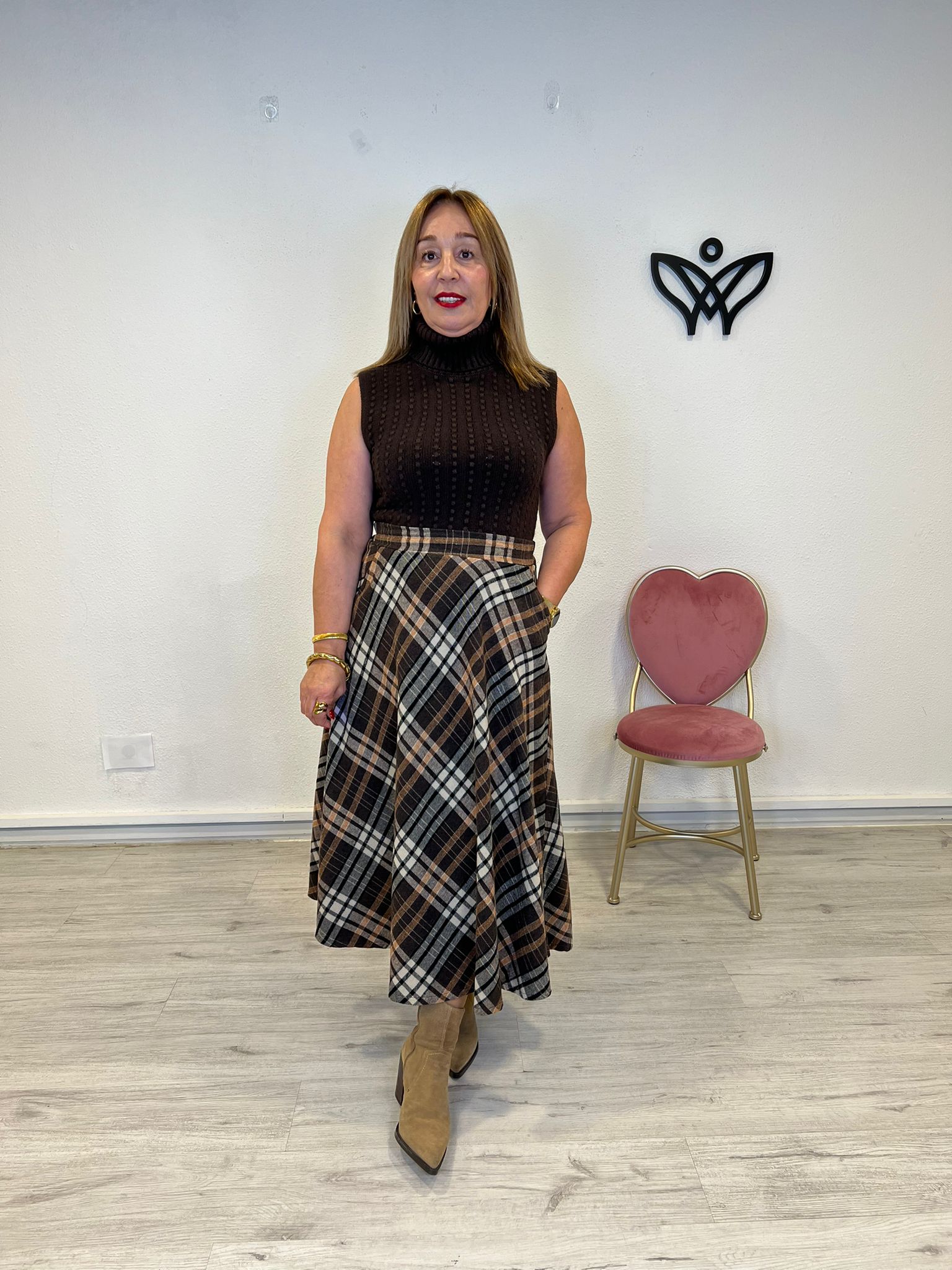 Falda de cuadros corte evasé con bolsillos goma en la cintura marron chocolate