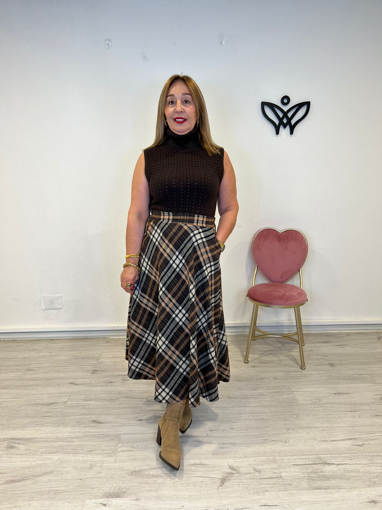 Falda de cuadros corte evasé con bolsillos goma en la cintura marron chocolate
