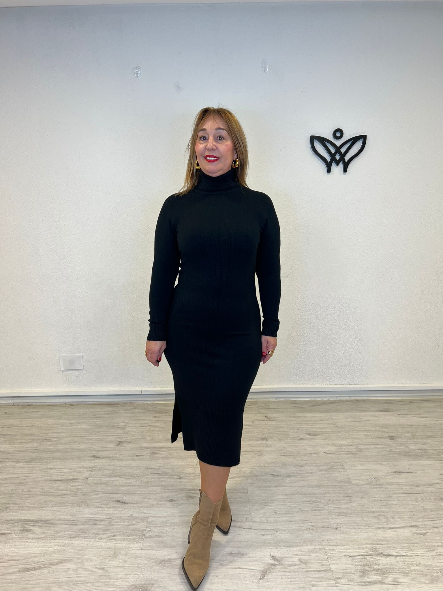 Vestido de punto largo cuello subido abertura lateral negro