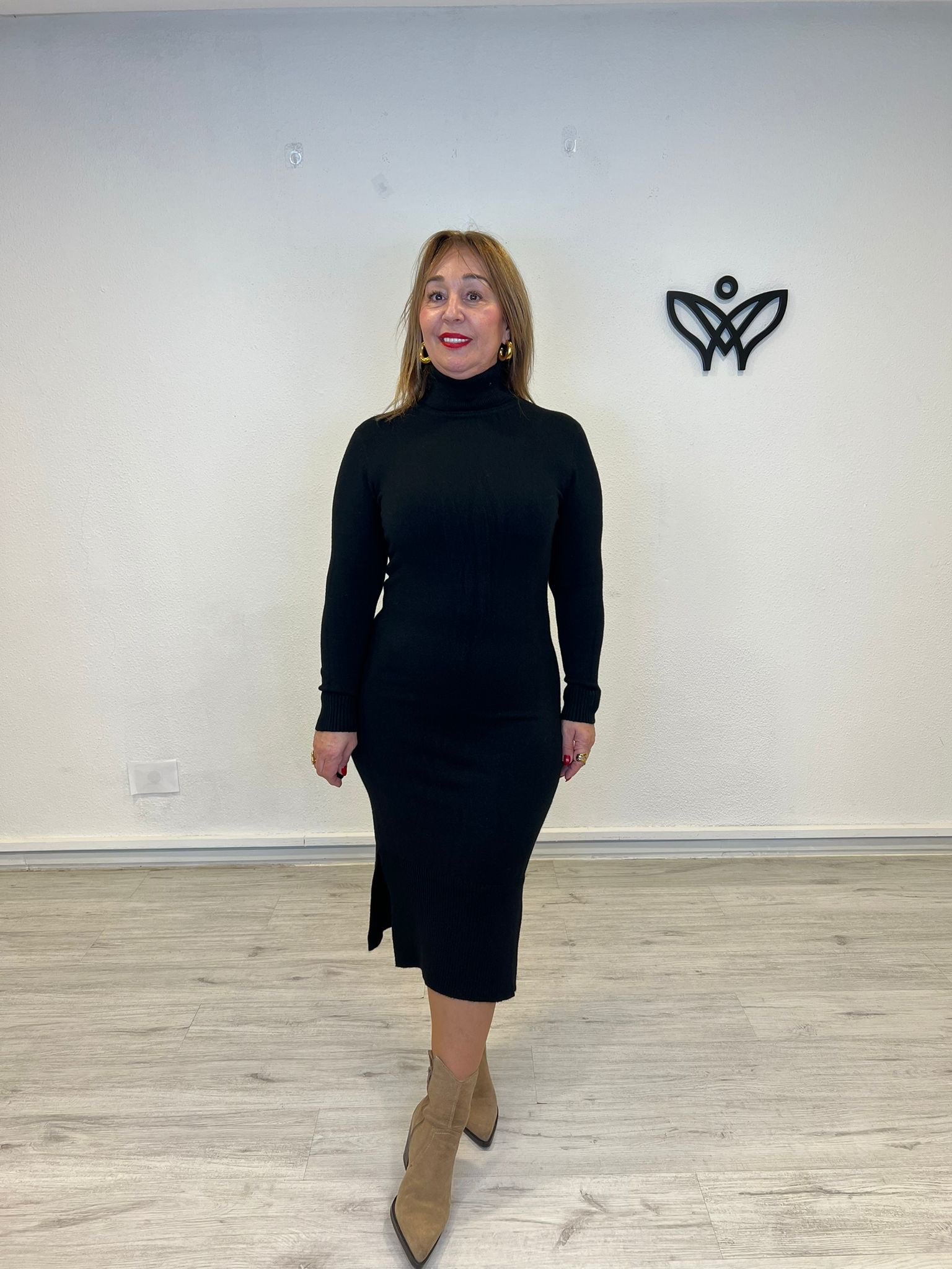 Vestido de punto largo cuello subido abertura lateral negro