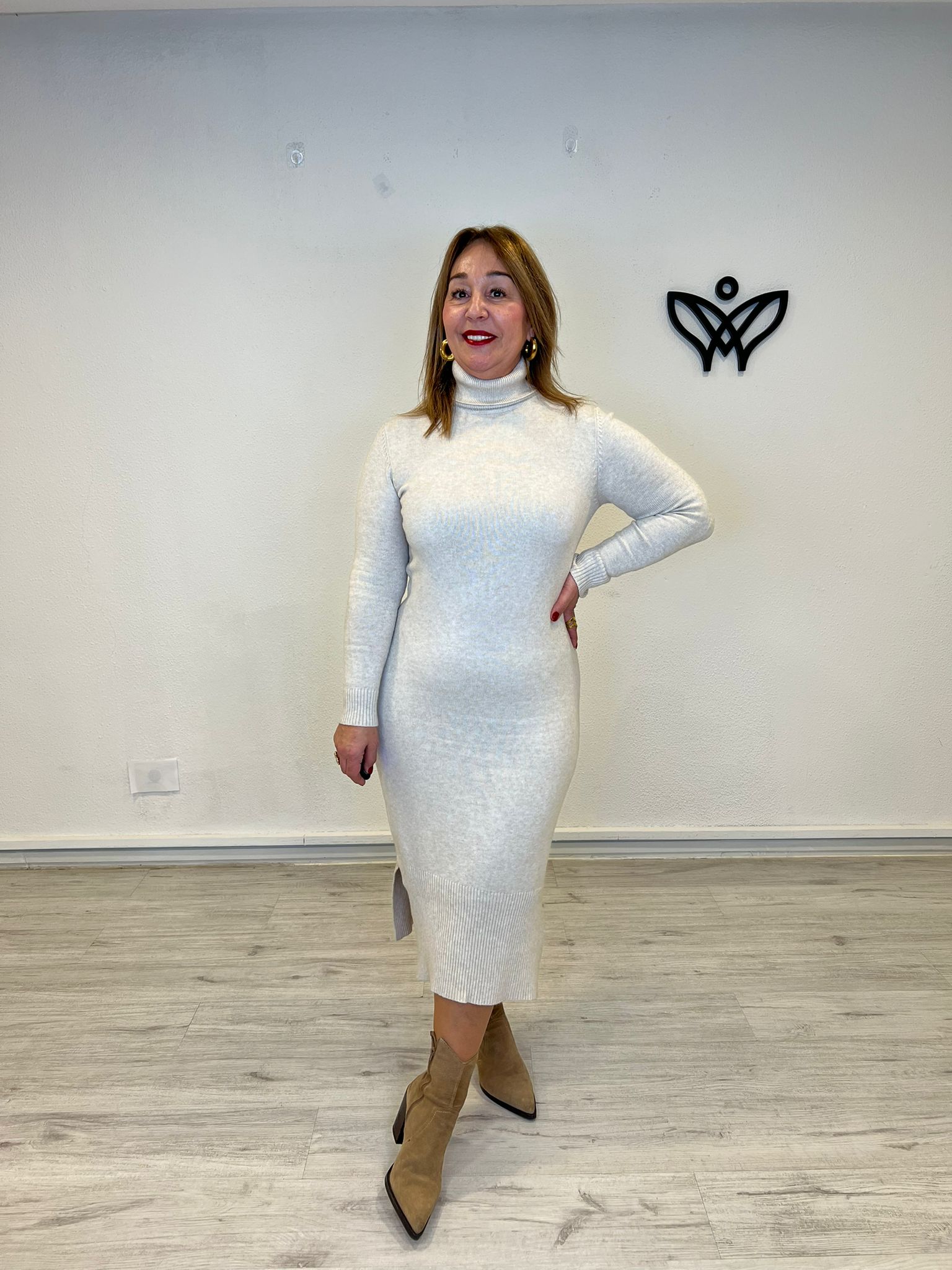 Vestido de punto largo cuello subido abertura lateral beis