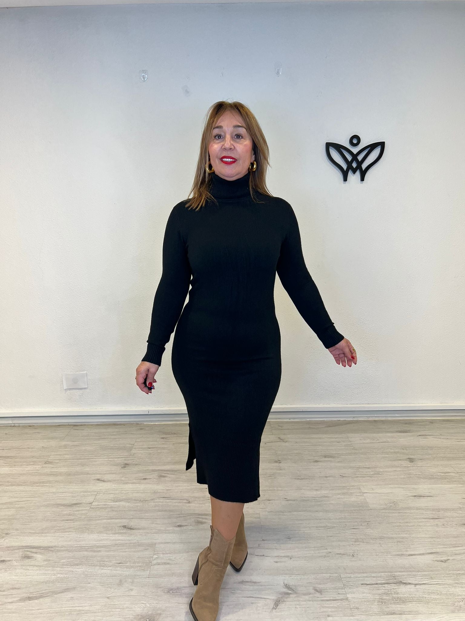 Vestido de punto largo cuello subido abertura lateral negro