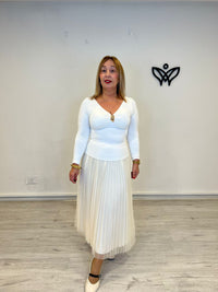 Camiseta top de licra manga larga escote en pico beis