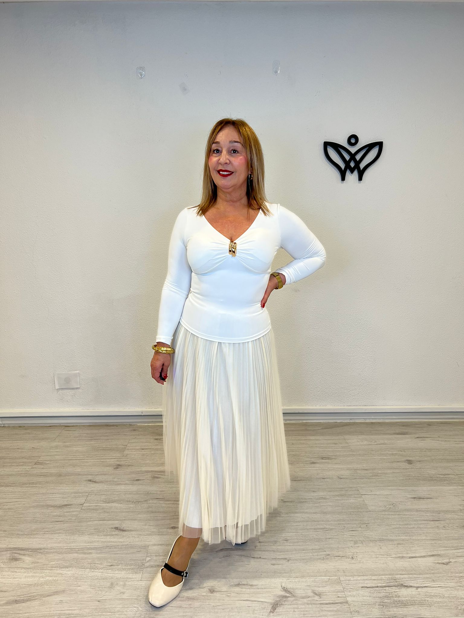 Camiseta top de licra manga larga escote en pico beis