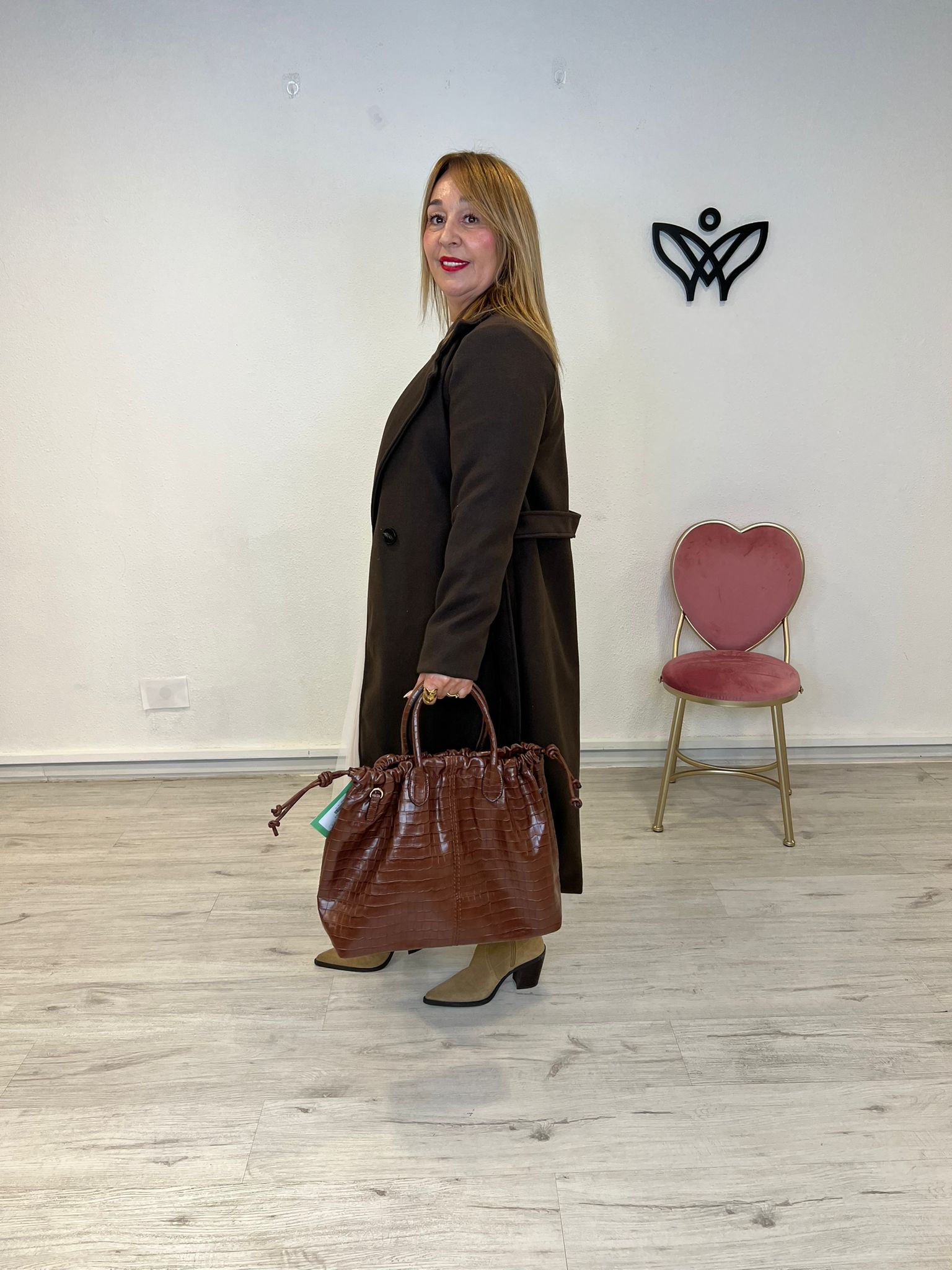 Bolso rectangular brillante piel de cocodrilo sintético marrón