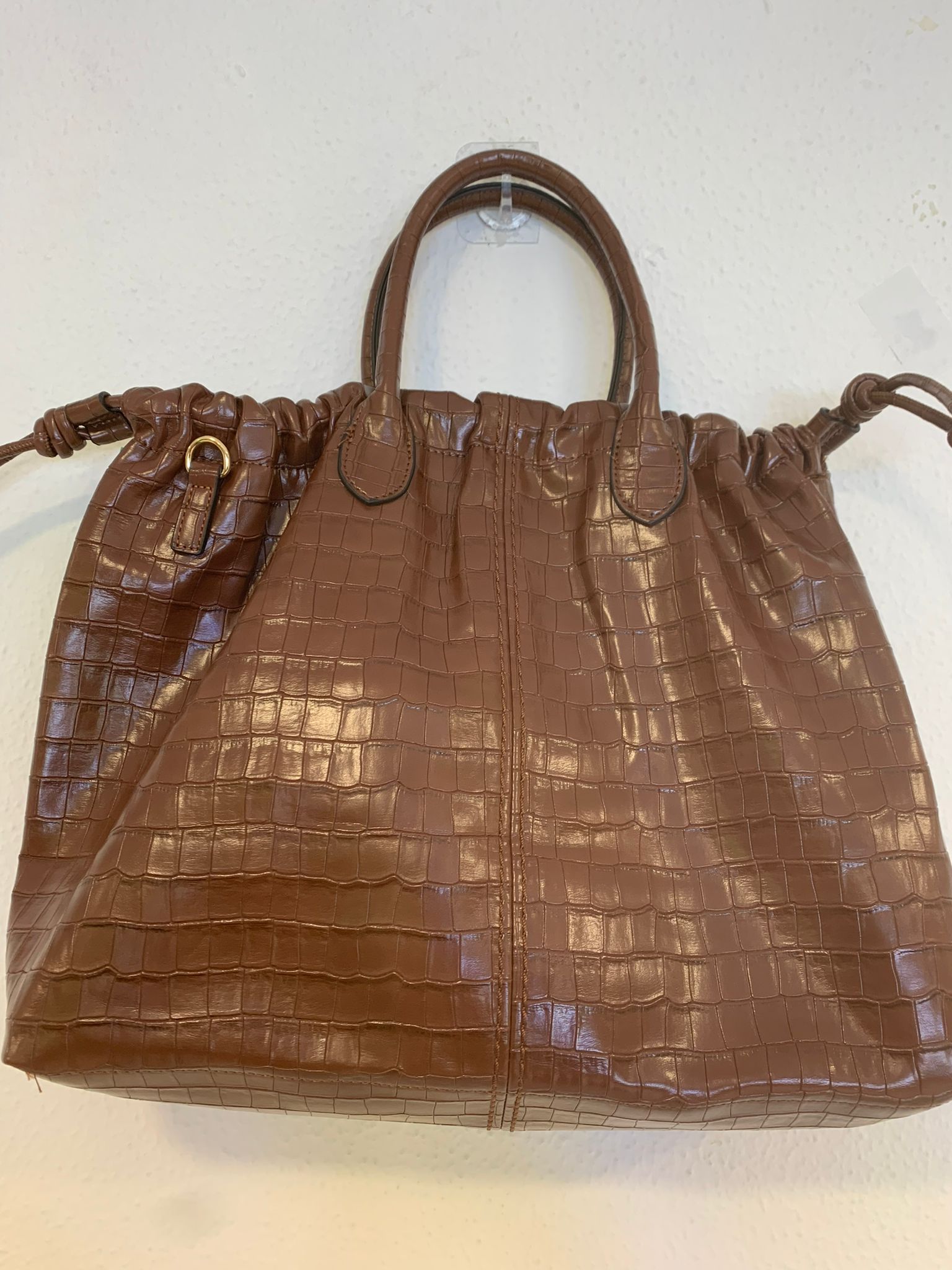 Bolso rectangular brillante piel de cocodrilo sintético marrón