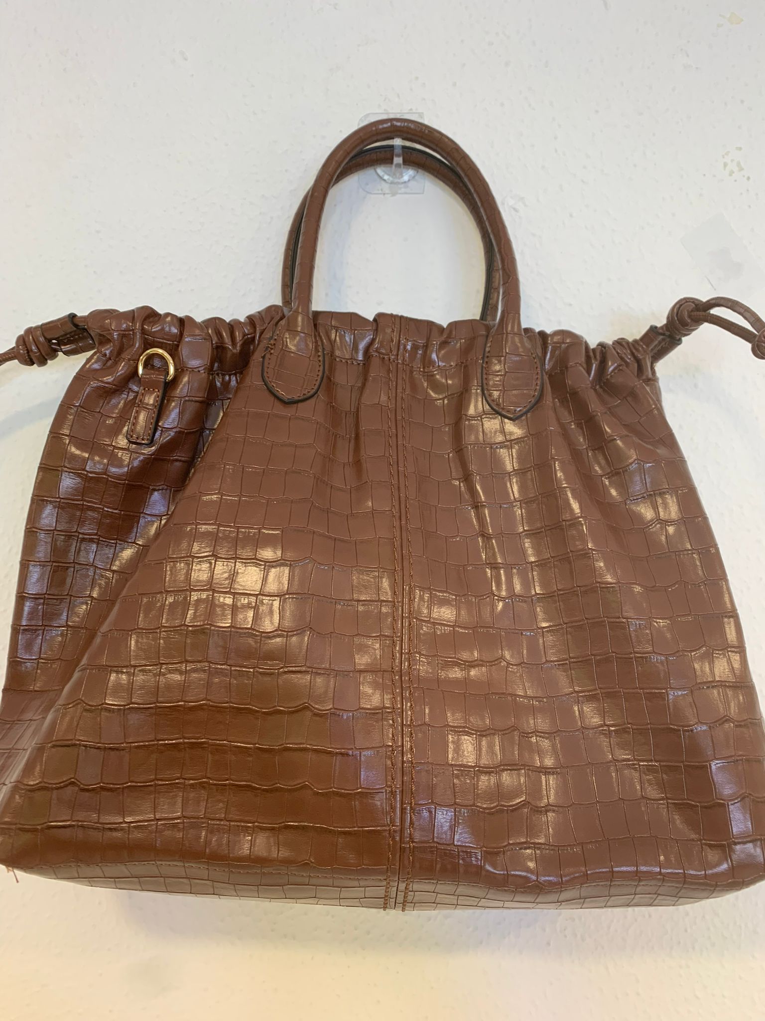 Bolso rectangular brillante piel de cocodrilo sintético marrón