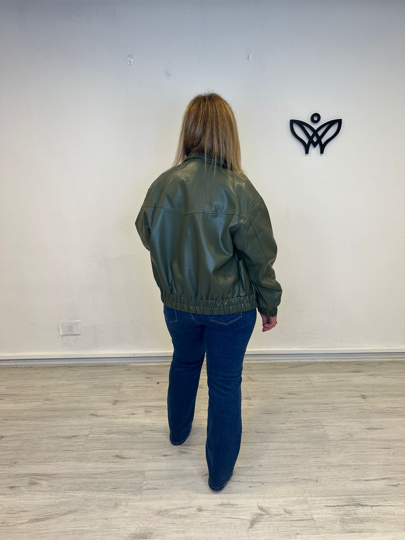 Bomber cazadora polipiel forrada en verde oliva