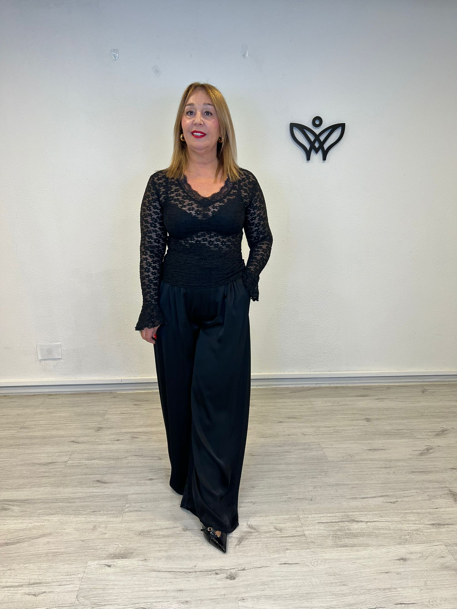 Top camiseta encaje transparente escote en pico negra