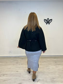 Capa de paño con cinturón negra