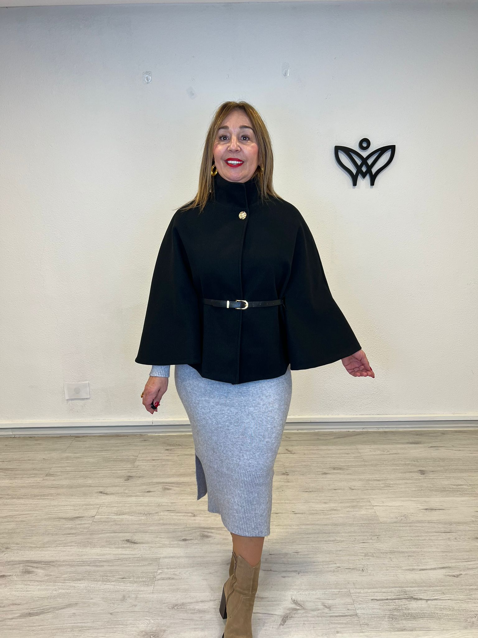 Capa de paño con cinturón negra