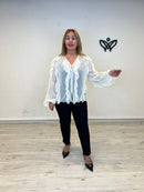 Camisa gasa escote en pico con volantes fluida en beis