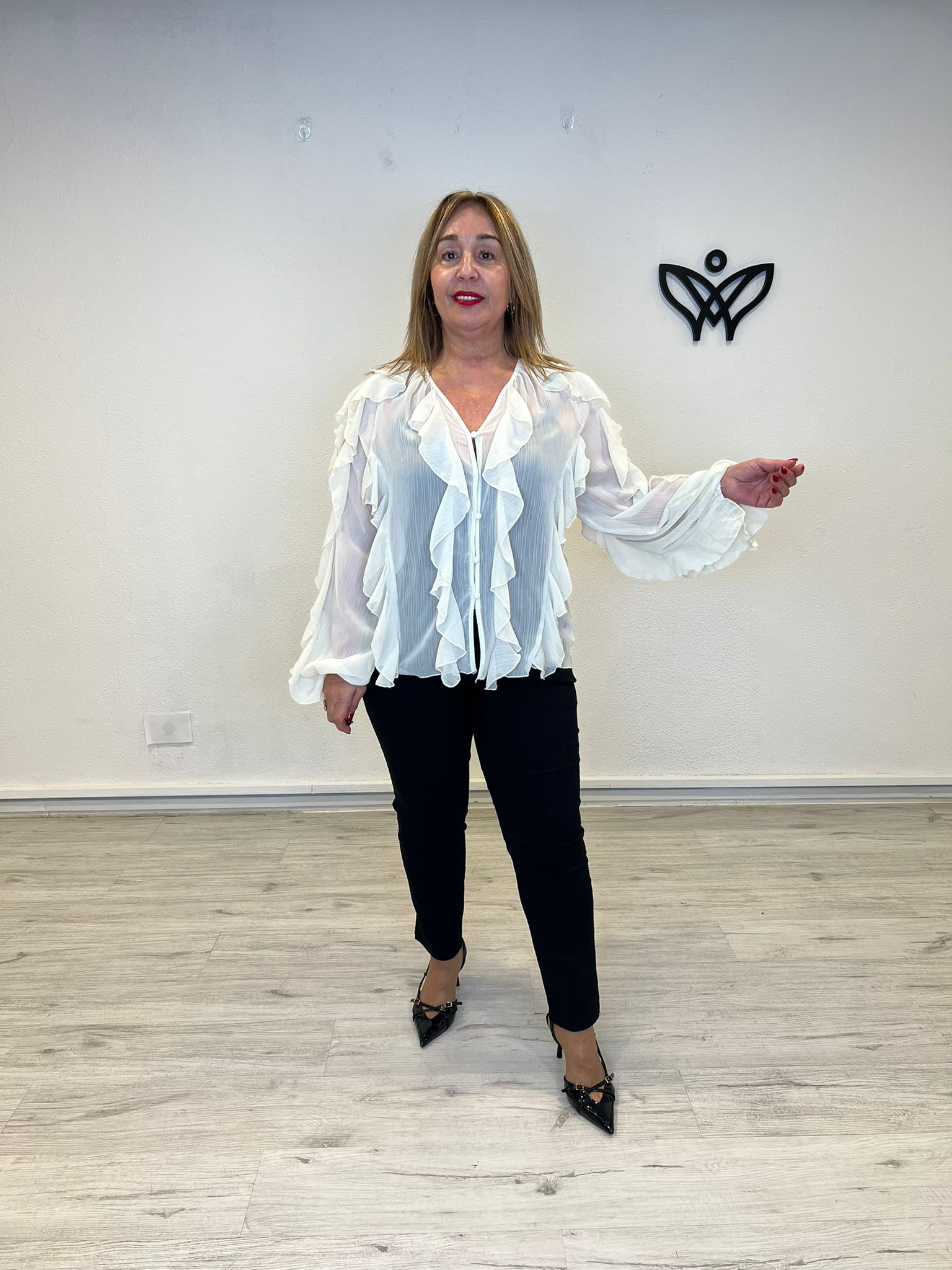 Camisa gasa escote en pico con volantes fluida en beis