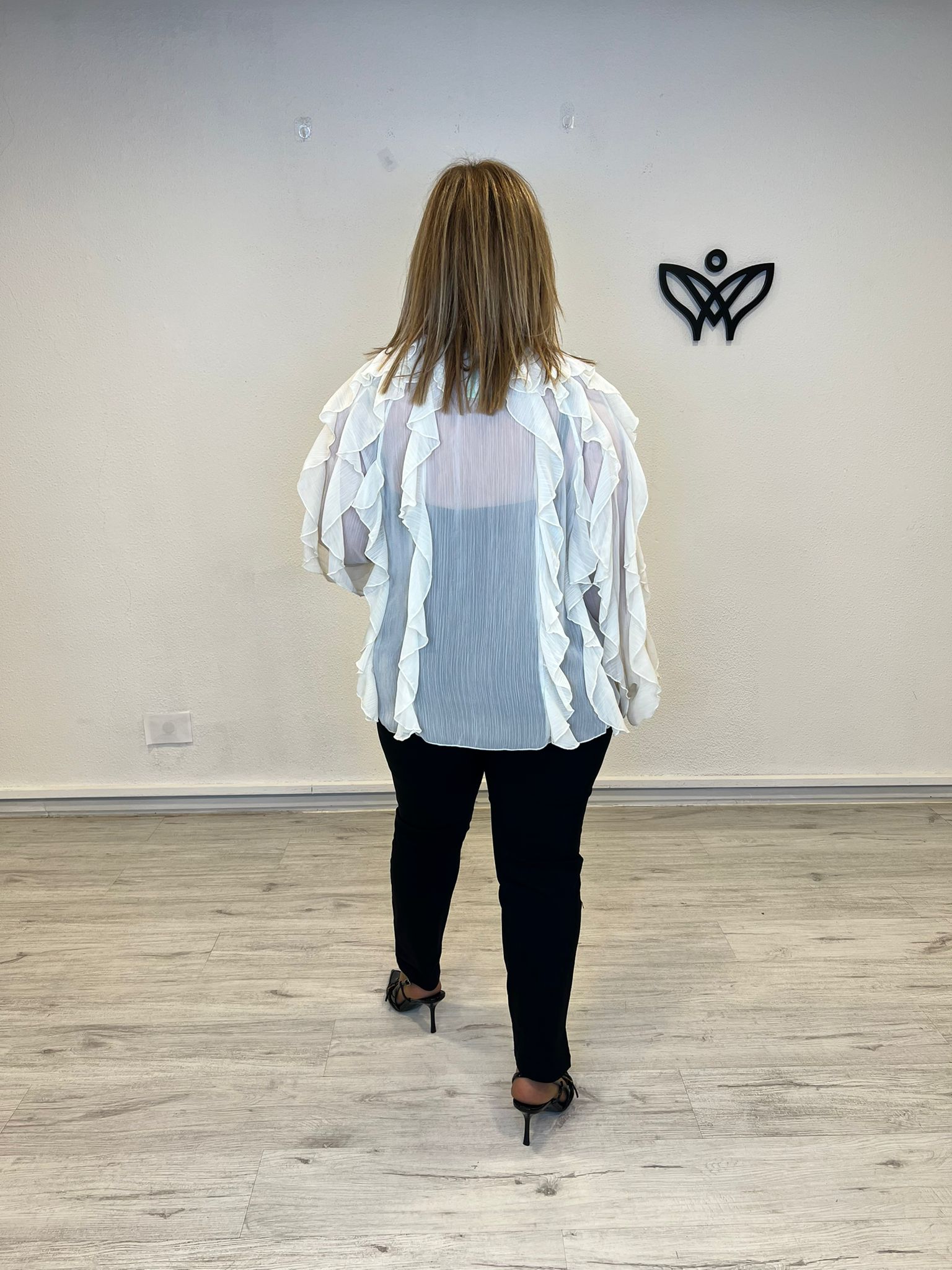 Camisa gasa escote en pico con volantes fluida en beis