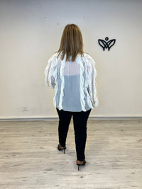 Camisa gasa escote en pico con volantes fluida en beis