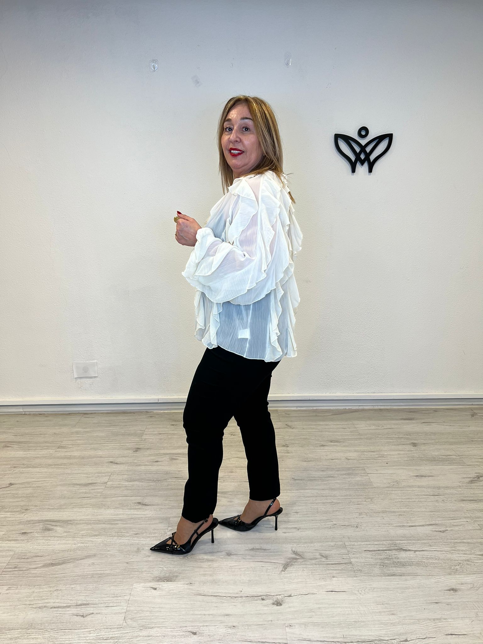 Camisa gasa escote en pico con volantes fluida en beis