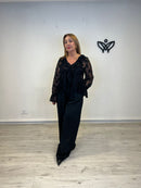 Camisa blusa escote pico con volantes en negro