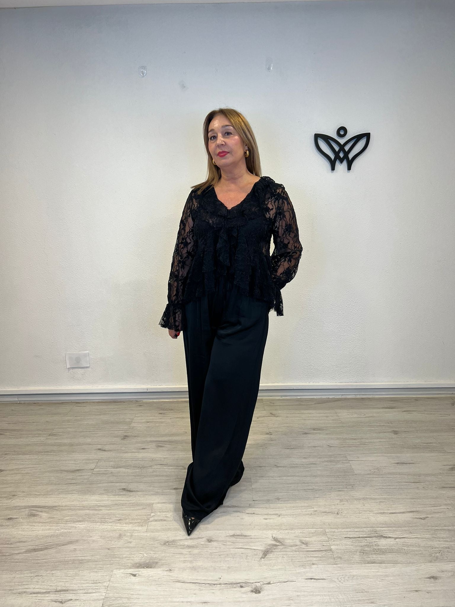 Camisa blusa escote pico con volantes en negro