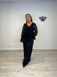 Camisa blusa escote pico con volantes en negro