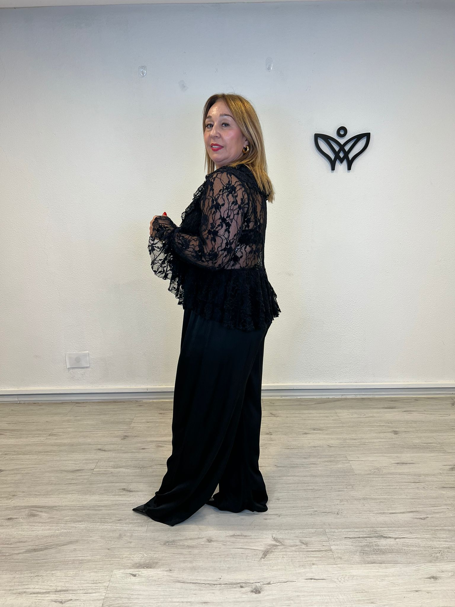 Camisa blusa escote pico con volantes en negro