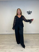 Camisa blusa escote pico con volantes en negro