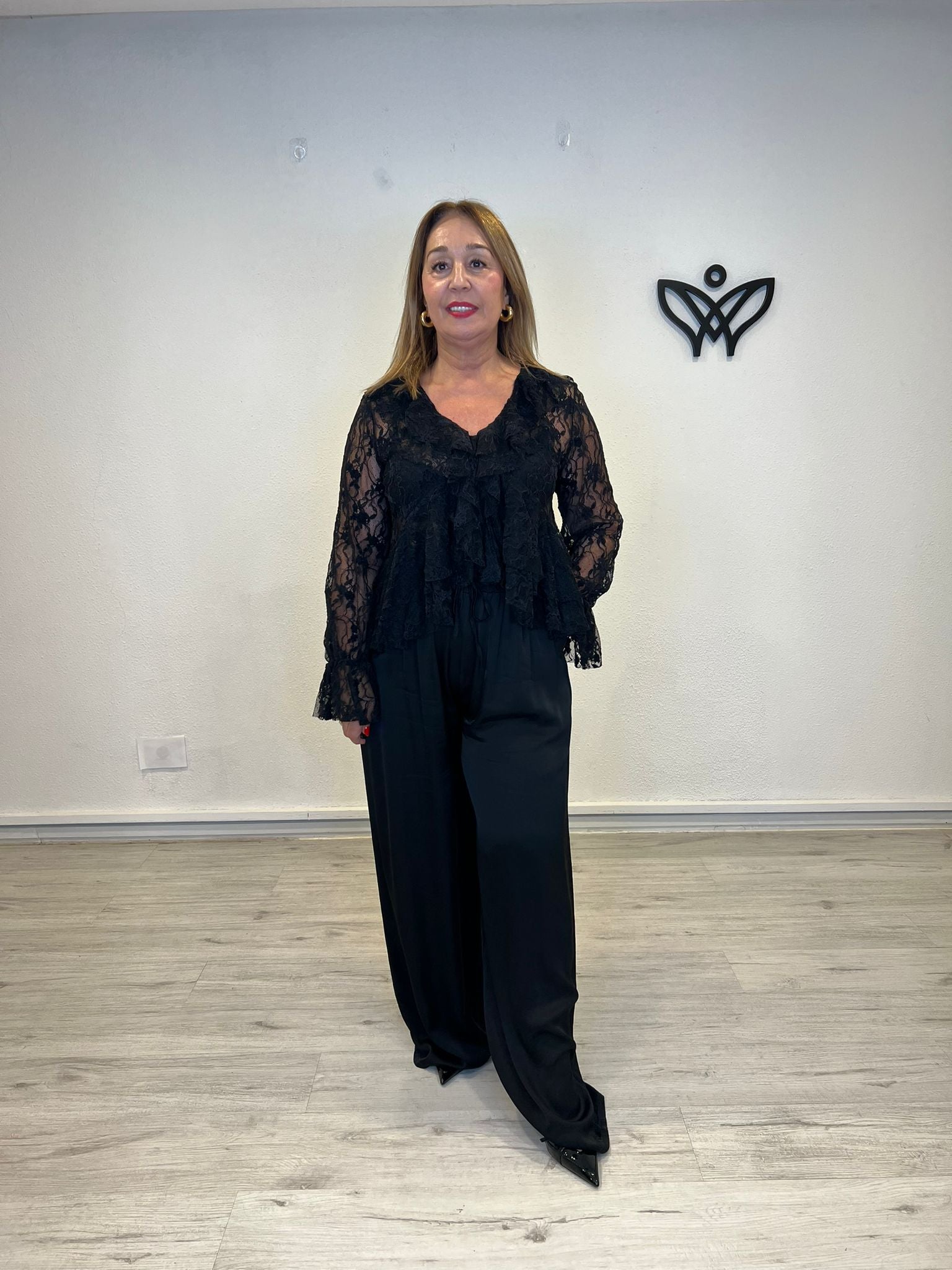 Camisa blusa escote pico con volantes en negro