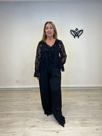 Camisa blusa escote pico con volantes en negro