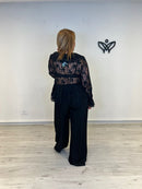 Camisa blusa escote pico con volantes en negro