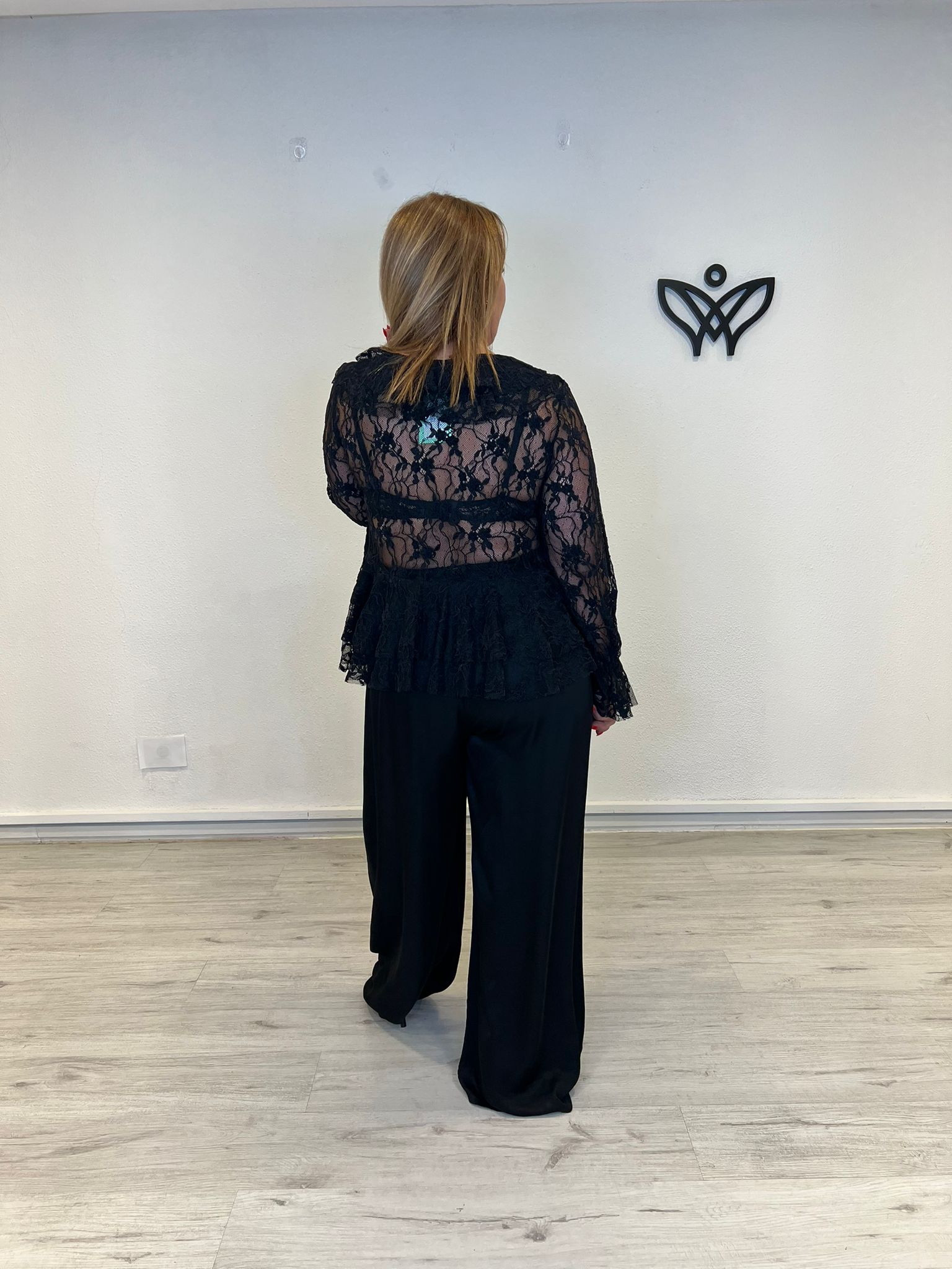 Camisa blusa escote pico con volantes en negro