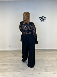 Camisa blusa escote pico con volantes en negro