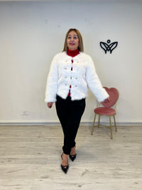 Chaqueta corta de pelo sintético forrada con botones en blanco