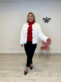 Chaqueta corta de pelo sintético forrada con botones en blanco