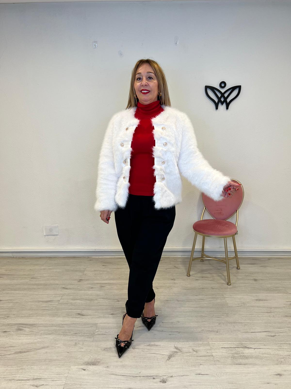 Chaqueta corta de pelo sintético forrada con botones en blanco