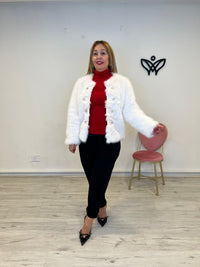 Chaqueta corta de pelo sintético forrada con botones en blanco
