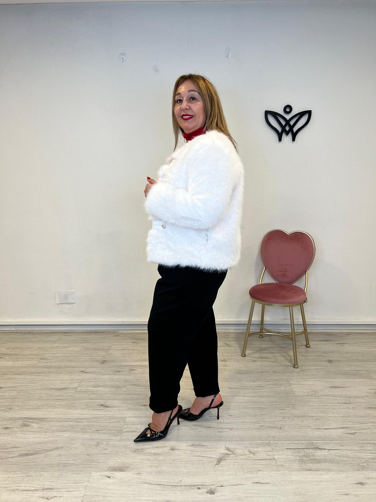 Chaqueta corta de pelo sintético forrada con botones en blanco