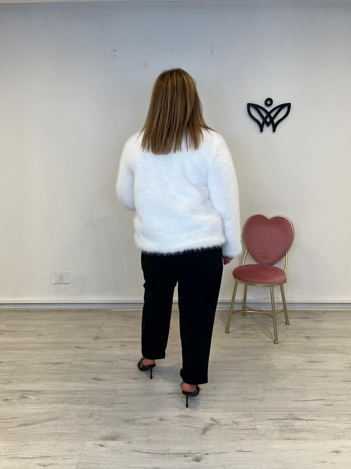 Chaqueta corta de pelo sintético forrada con botones en blanco