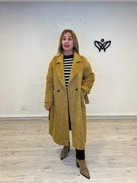 Abrigo largo solapas clásico de lana con cinturón en mostaza